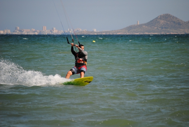 Kitsurfista en la costa murciana